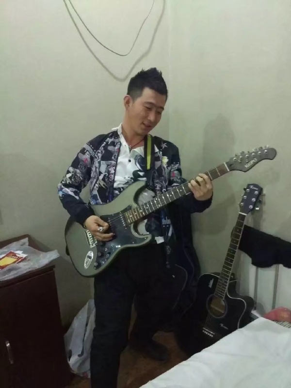 小吉他的第一张照片--闽清相亲服务中心